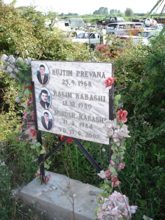 Albani� - buurt Tirana - herdenkingsplaatjes voor verkeersslachtoffers